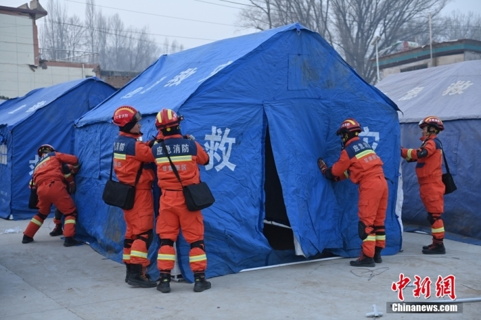 12月19日，甘肅臨夏州積石山縣發(fā)生6.2級地震后，地震受災嚴重的積石山縣大河家鎮(zhèn)部分房屋出現(xiàn)開裂倒塌，受損情況嚴重。據(jù)報道，目前，救援力量正在受災最嚴重的大河家鎮(zhèn)10個行政村開展拉網式搜救。圖為救援人員在大河家鎮(zhèn)搭建救災帳篷。<a target='_blank' href='/'><p  align=