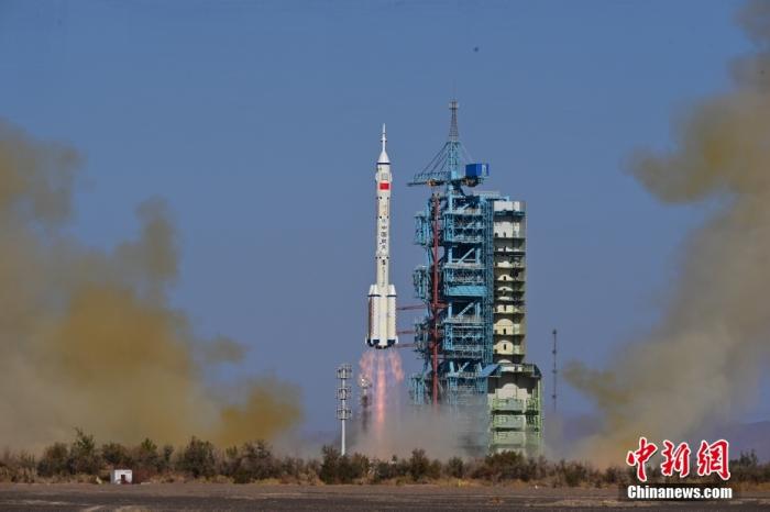 資料圖：北京時間2023年10月26日11時14分，搭載神舟十七號載人飛船的長征二號F遙十七運載火箭在酒泉衛(wèi)星發(fā)射中心點火發(fā)射。汪江波 攝