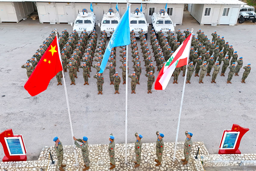 1月1日，中國第22批赴黎巴嫩維和官兵們舉行升旗儀式。胡光明攝