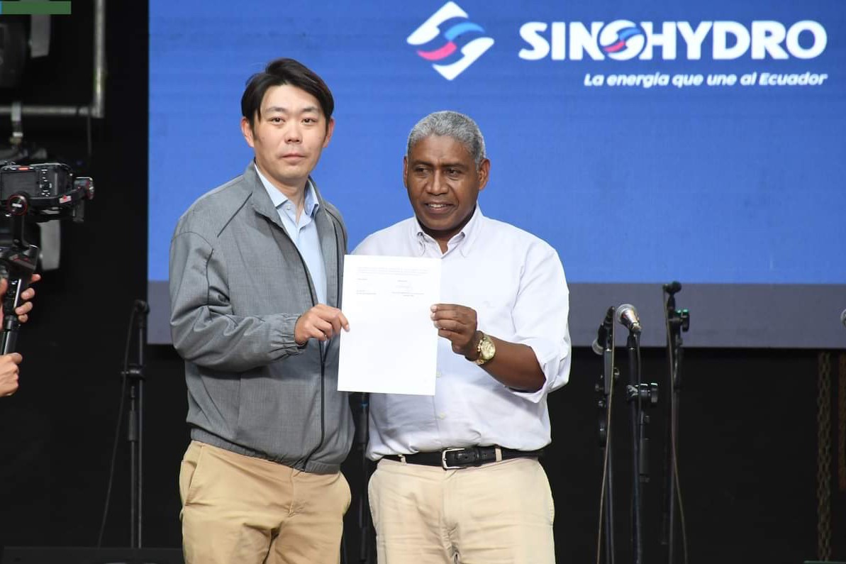 中國電建厄瓜多爾國別代表白納（左）代表中國電建向厄瓜多爾埃爾查科市康復(fù)中心捐贈了一批康復(fù)器材，埃爾查科市市長奧斯卡·德拉克魯斯·卡瓦蒂霍（右）對中國企業(yè)的善舉表示感謝。中國電建厄瓜多爾代表處供圖