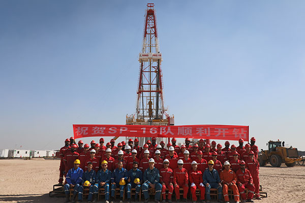 12月25日，中石化國工科威特分公司SINOPEC-16隊在科威特北部油區(qū)順利開鉆。中石化供圖