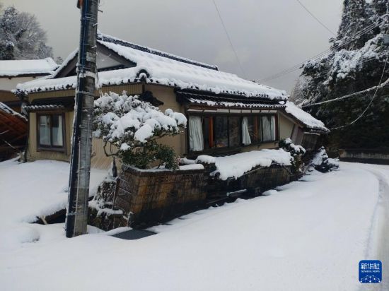 這是1月8日拍攝的日本能登半島地震災(zāi)區(qū)珠洲市的街景。