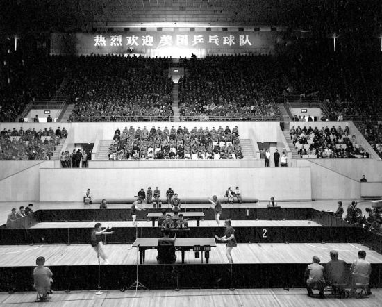 圖為1971年4月13日，中華全國體育總會舉行歡迎儀式，歡迎前來中國進行訪問的美國乒乓球代表團。中美兩國乒乓球運動員在北京首都體育館進行了友誼比賽。新華社發(fā)