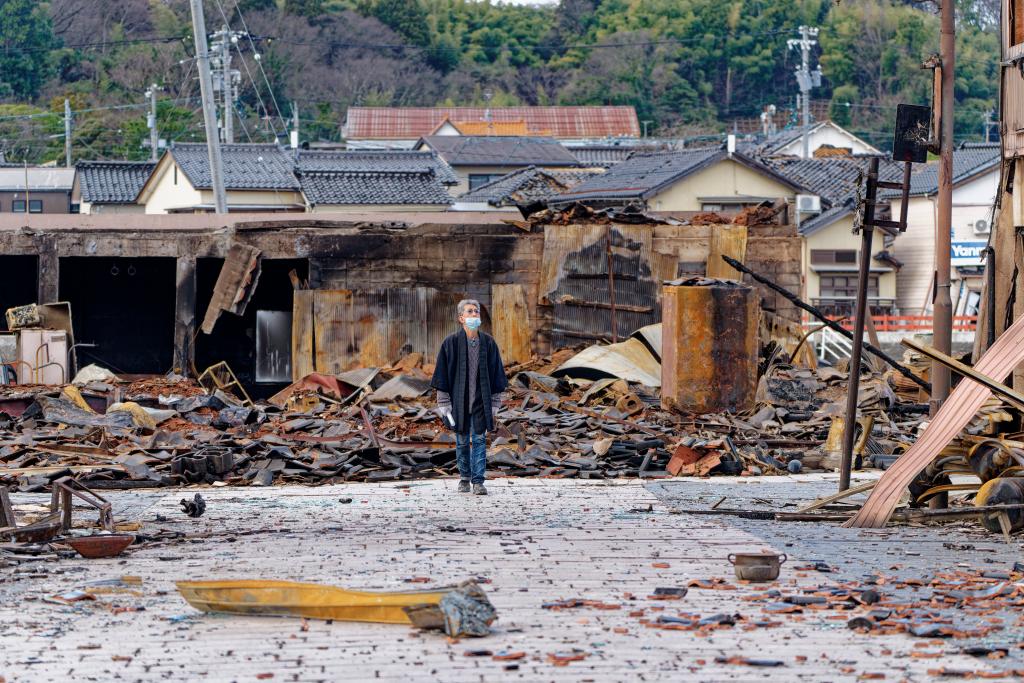 1月4日，一名市民查看日本石川縣輪島市“輪島早市”廢墟。新華社記者張笑宇攝