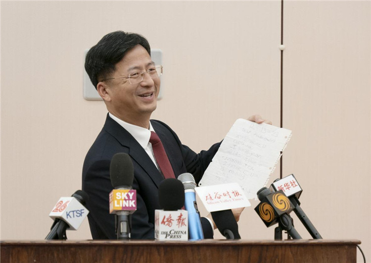 張建敏總領(lǐng)事向媒體展示領(lǐng)區(qū)小學(xué)生來(lái)信。中國(guó)駐舊金山總領(lǐng)館供圖
