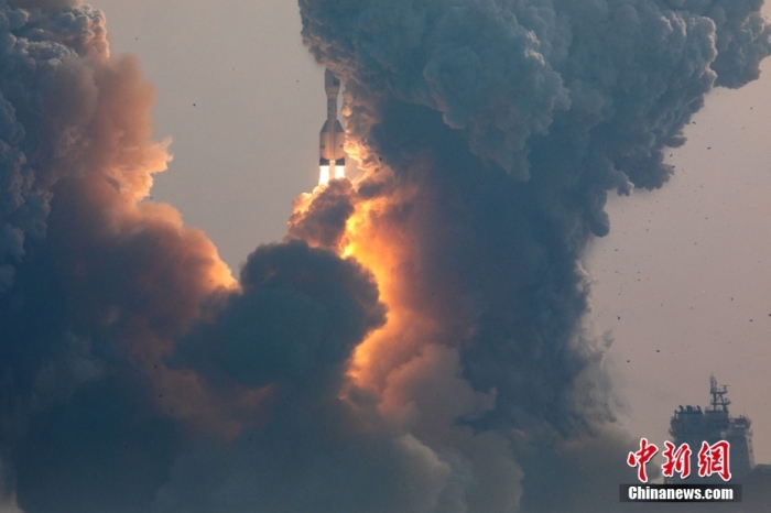北京時間1月11日13時30分，引力一號遙一運載火箭由太原衛(wèi)星發(fā)射中心在山東海陽附近海域點火升空，將云遙一號18～20星3顆衛(wèi)星送入預定軌道，飛行試驗任務(wù)獲得圓滿成功。這是引力一號火箭首次飛行，創(chuàng)造全球最大固體運載火箭、中國運力最大民商火箭紀錄。圖/太原衛(wèi)星發(fā)射中心