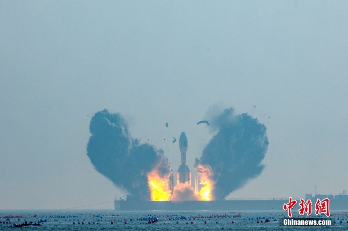 北京時間1月11日13時30分，引力一號遙一運載火箭由太原衛(wèi)星發(fā)射中心在山東海陽附近海域點火升空，將云遙一號18～20星3顆衛(wèi)星送入預定軌道，飛行試驗任務(wù)獲得圓滿成功。這是引力一號火箭首次飛行，創(chuàng)造全球最大固體運載火箭、中國運力最大民商火箭紀錄。圖/太原衛(wèi)星發(fā)射中心
