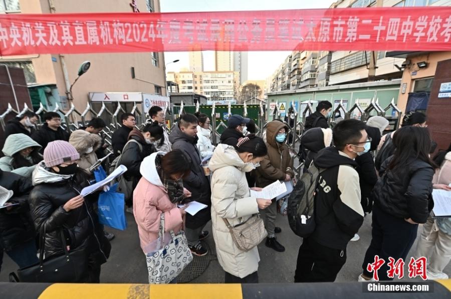 2023年11月26日，山西省太原市，考生步入考場。當(dāng)日，中央機(jī)關(guān)及其直屬機(jī)構(gòu)2024年度考試錄用公務(wù)員公共科目筆試開考。<a target='_blank' href='/'><p  align=