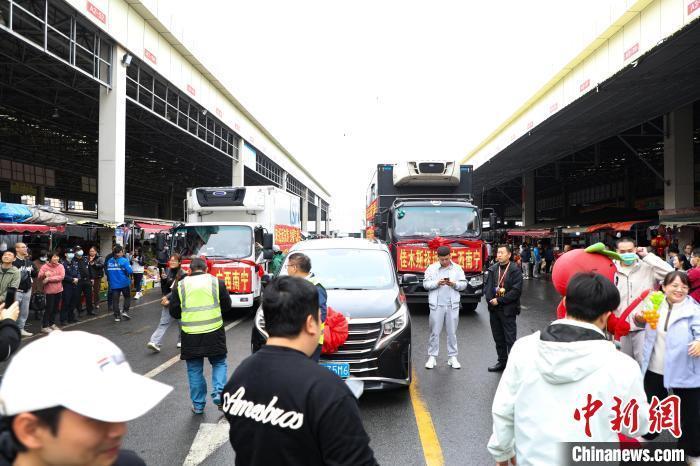 運載蔓越莓車隊前，不少民眾正在圍觀打卡。 王偉臣 攝