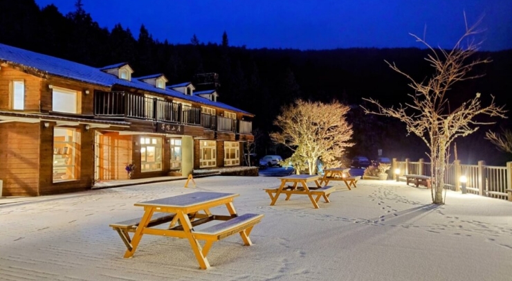 位在宜蘭縣內(nèi)的太平山森林游樂區(qū)23日凌晨開始下雪，園區(qū)翠峰山屋前一片雪白。圖片來源：臺灣“中央社”。