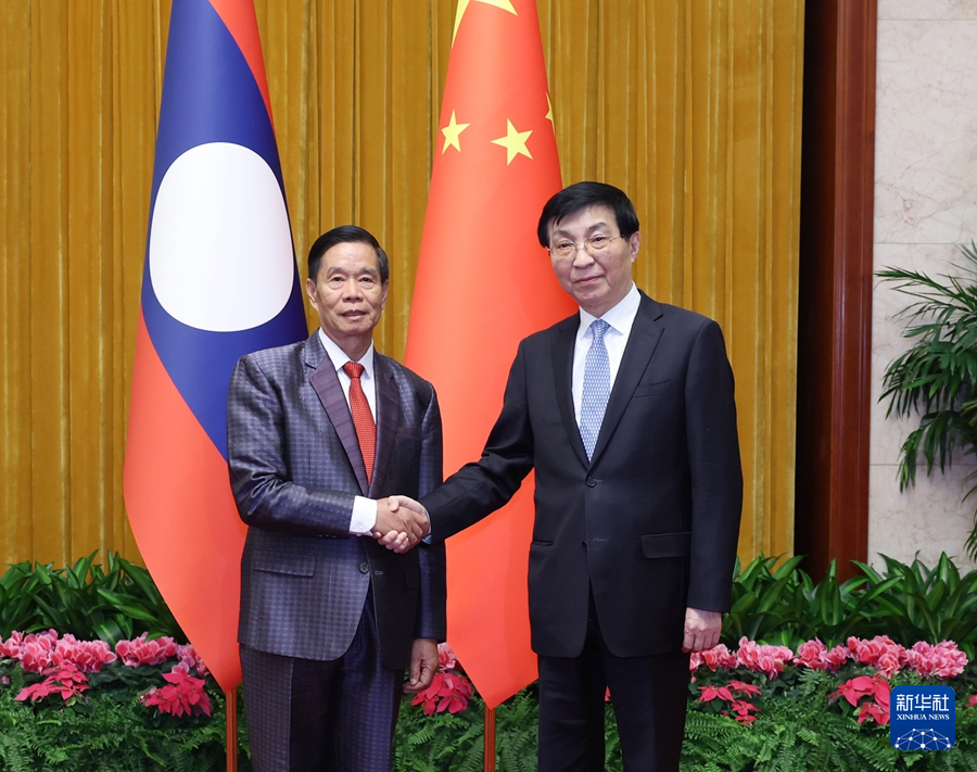 1月22日，中共中央政治局常委、全國(guó)政協(xié)主席王滬寧在北京會(huì)見老撾人民革命黨中央政治局委員、建國(guó)陣線中央委員會(huì)主席辛拉馮。新華社記者 王曄 攝