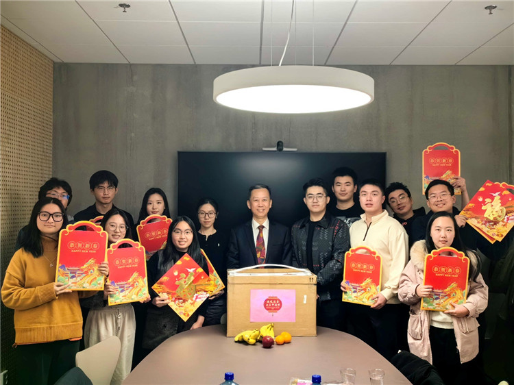中國(guó)駐瑞典大使崔愛(ài)民看望慰問(wèn)瑞典隆德大學(xué)中國(guó)留學(xué)生。中國(guó)駐瑞典大使館供圖