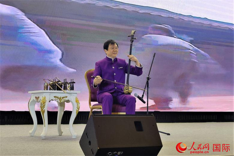 二胡演奏家、國家一級演員王之輝演奏《新春樂》。人民網(wǎng)記者 于宏建攝