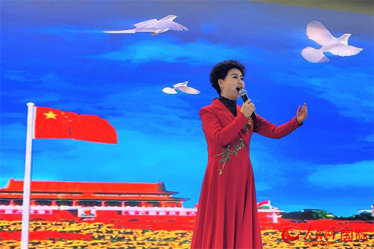女高音歌唱家、國家一級演員江如虹演唱《我愛你中國》。人民網(wǎng)記者 于宏建攝