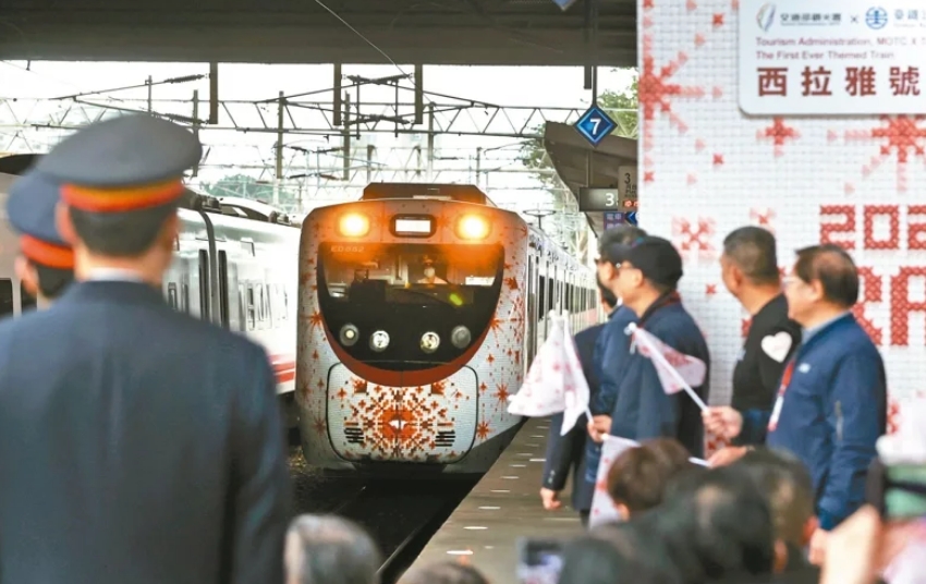 圖為彩繪列車“SIRAYA西拉雅號(hào)”。圖片來(lái)源：臺(tái)灣《聯(lián)合報(bào)》侯永全攝
