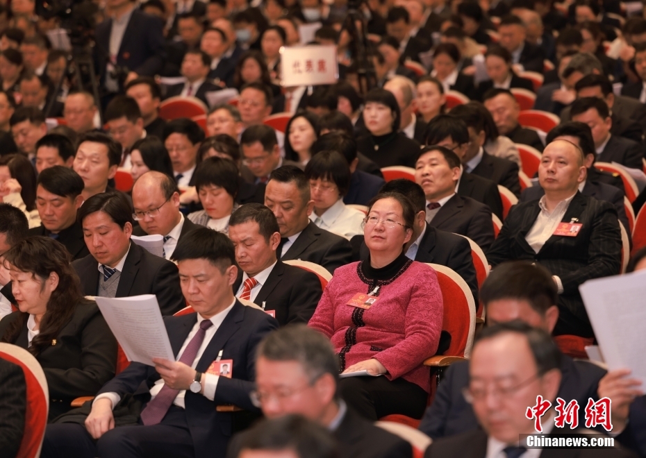 1月23日，安徽省第十四屆人民代表大會第二次會議在合肥開幕。圖為代表委員認(rèn)真聽取政府工作報告。