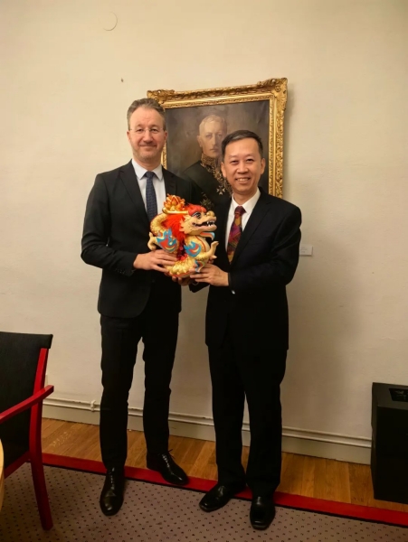 中國駐瑞典大使崔愛民（右）會見瑞典外交部外貿(mào)總司長嚴(yán)波（左）。中國駐瑞典大使館供圖