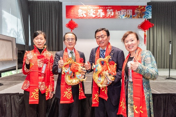 向池田知事、大西市長(zhǎng)贈(zèng)送“歡樂(lè)春節(jié)“吉祥龍。從左到右為魏有美副總領(lǐng)事、池田豊人知事、大西秀人市長(zhǎng)、馬曉琛主任。中國(guó)駐大阪旅游辦事處供圖