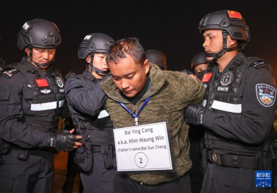 1月30日，在緬甸內比都國際機場，緬甸警方依法向我公安機關移交緬北重大犯罪嫌疑人白應蒼。新華社記者 殷剛 攝