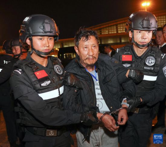 1月30日，在緬甸內比都國際機場，緬甸警方依法向我公安機關移交緬北重大犯罪嫌疑人魏懷仁。新華社記者 殷剛 攝