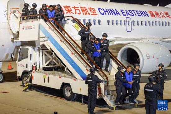 1月30日，在云南昆明長水機場，白所成、白應蒼、魏懷仁、劉正祥、劉正茂、徐老發(fā)等10名緬北重大犯罪嫌疑人被我公安機關成功押解回國。新華社記者 殷剛 攝