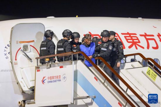 1月30日，在云南昆明長水機場，緬北重大犯罪嫌疑人白所成被我公安機關成功押解回國。新華社記者 殷剛 攝