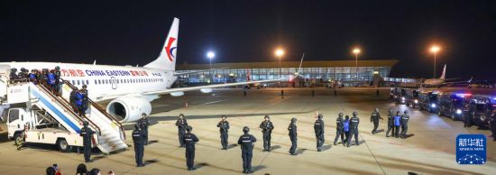 1月30日，在云南昆明長水機場，白所成、白應蒼、魏懷仁、劉正祥、劉正茂、徐老發(fā)等10名緬北重大犯罪嫌疑人被我公安機關成功押解回國。新華社記者 殷剛 攝