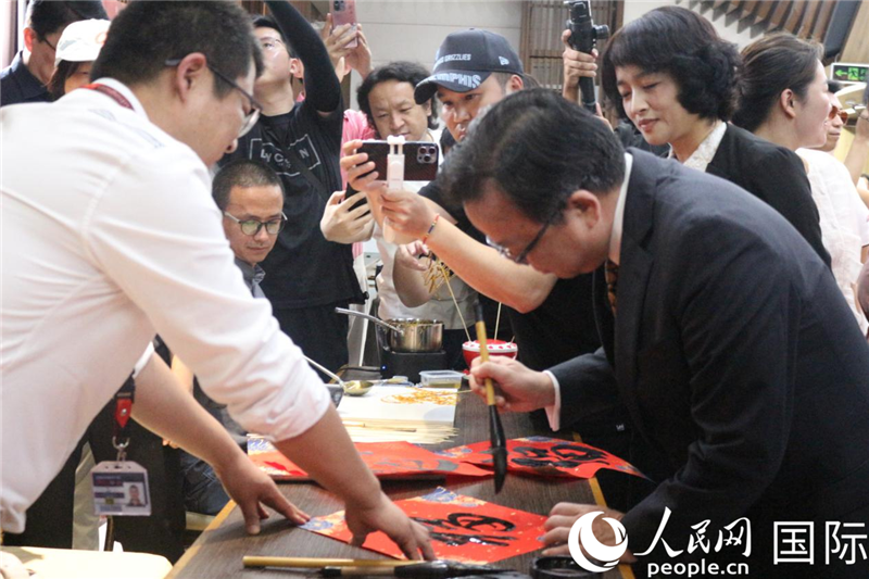 中國駐菲律賓大使黃溪連出席活動并與留菲學子共迎新春。人民網(wǎng)記者樊帆 攝