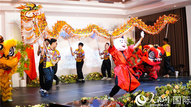 在菲留學生通過舞龍舞獅表演呈現(xiàn)中華優(yōu)秀傳統(tǒng)文化魅力。人民網(wǎng)記者樊帆 攝