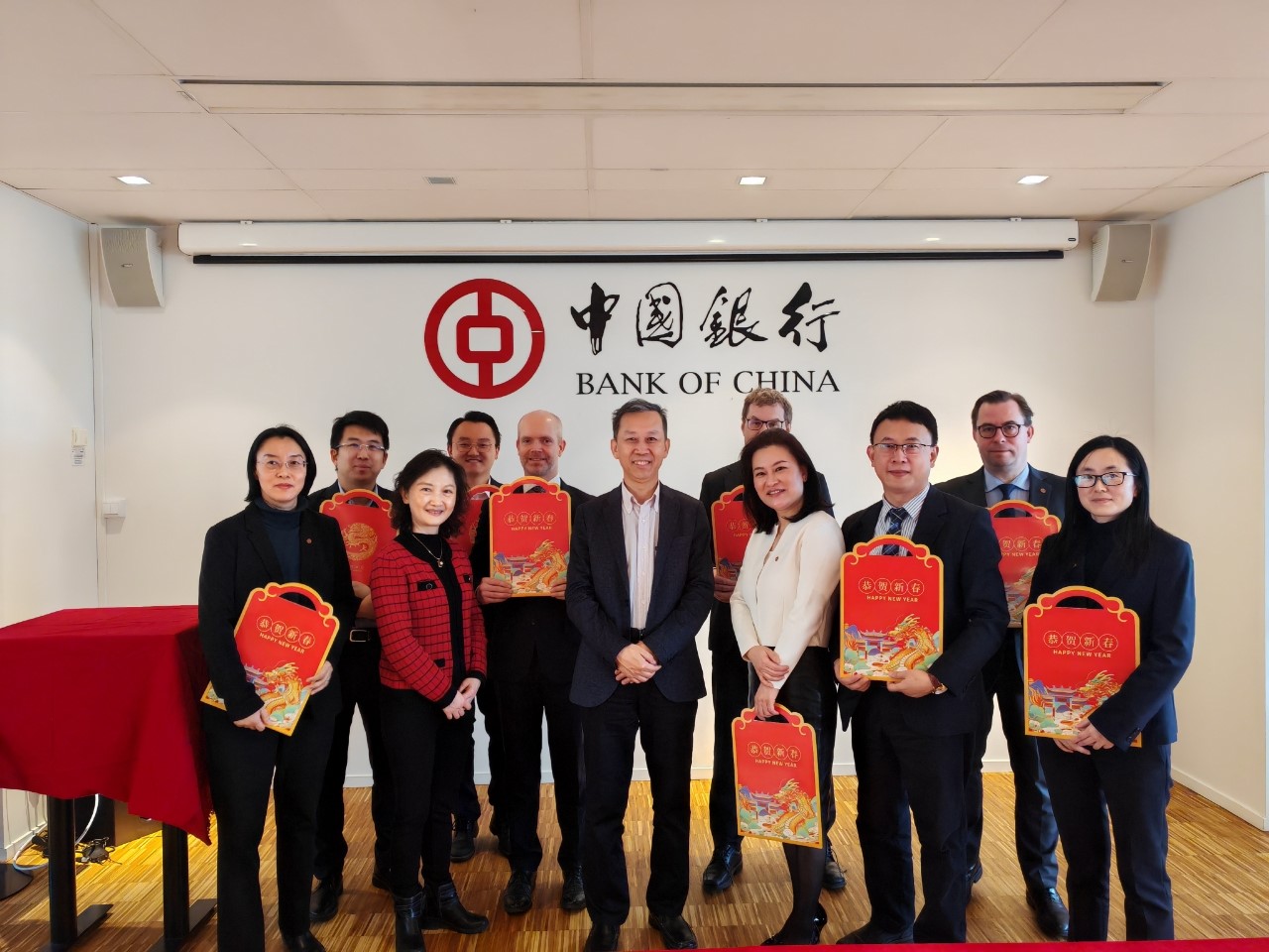 中國(guó)駐瑞典大使崔愛(ài)民（左六）與中國(guó)銀行（歐洲）有限公司斯德哥爾摩分行中外員工合影。中國(guó)駐瑞典大使館供圖