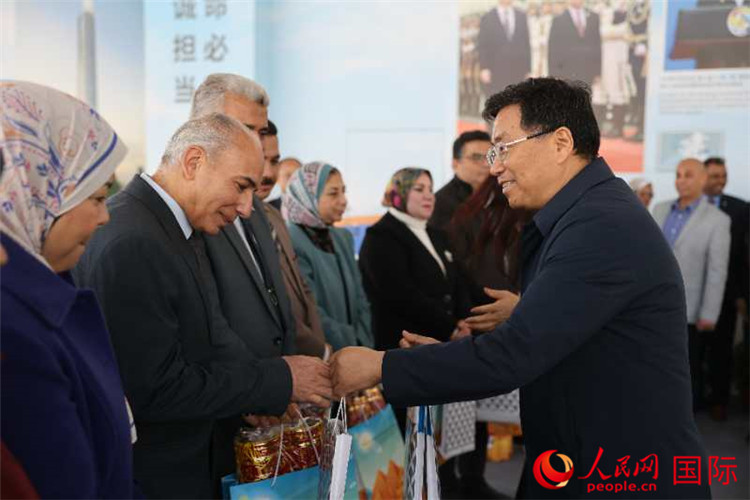中建埃及分公司董事長常偉才為埃及師生發(fā)放新年禮包。人民網記者 黃培昭攝