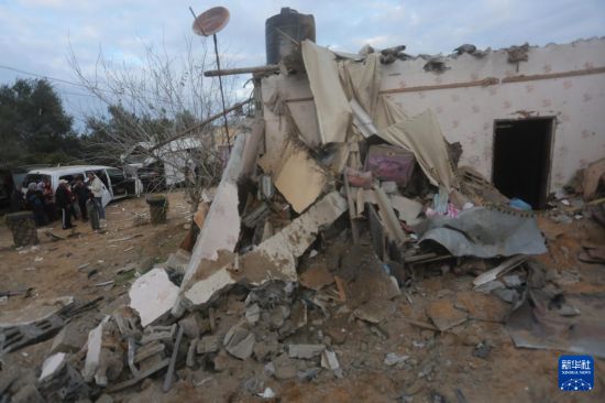 2月5日，在加沙地帶南部城市拉法，人們查看以軍空襲后的建筑廢墟。新華社發(fā)（哈立德·奧馬爾攝）