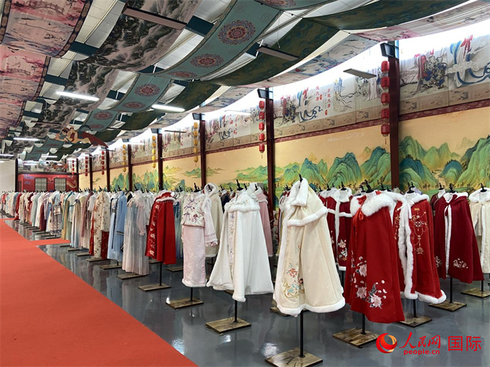 1月24日，在山東省菏澤市曹縣大集鎮(zhèn)穿越大唐漢服云倉(cāng)直播基地展廳里擺放的漢服。 人民網(wǎng) 周琳佳攝