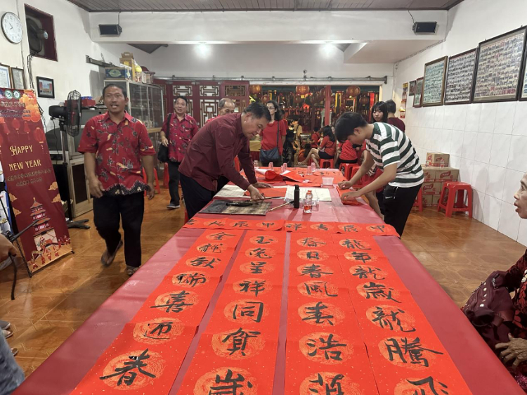 茍皓東為華人朋友現(xiàn)場寫春聯(lián)送福字。巴陵康孔子學院供圖