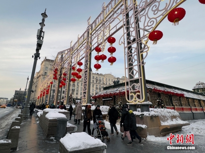 當?shù)貢r間2月9日，中國農歷新年慶祝活動啟動儀式在莫斯科市中心的卡梅爾格爾斯基巷舉行。圖為特維爾大街裝飾的中國大紅燈籠。<a target='_blank' href='/'><p  align=
