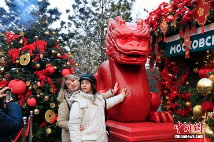 當?shù)貢r間2月9日，中國農歷新年慶祝活動啟動儀式在莫斯科市中心的卡梅爾格爾斯基巷舉行。中國駐俄大使張漢暉，俄羅斯外交部發(fā)言人扎哈羅娃，以及俄羅斯文化部和莫斯科市政府官員出席。慶?；顒訉⒊掷m(xù)至18日。圖為當?shù)孛癖娫谔鼐S爾廣場與龍雕塑合影。
