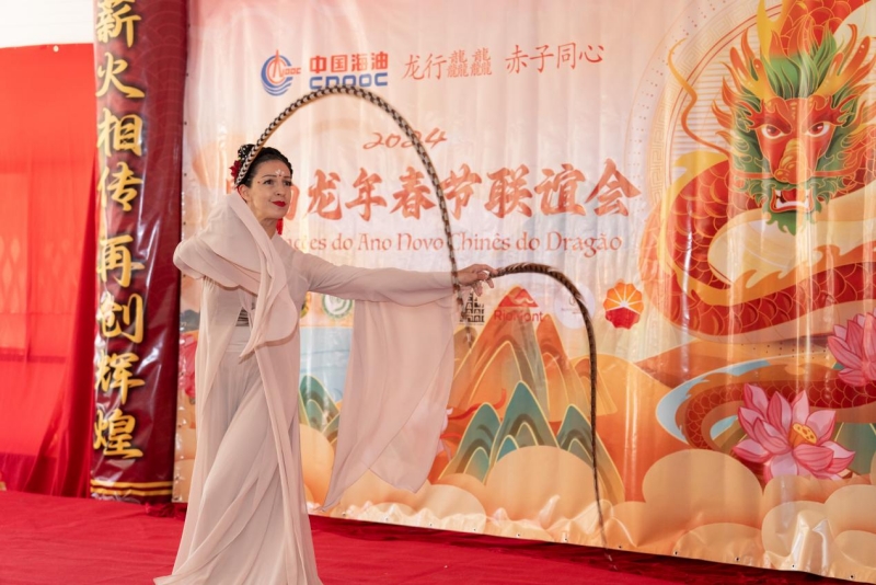 巴西藝術(shù)家表演中國舞。里約天主教大學(xué)孔子學(xué)院供圖