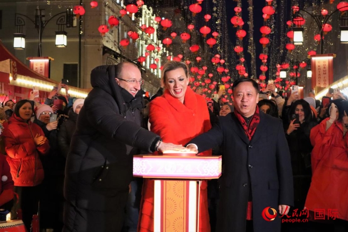 張漢暉、扎哈羅娃、科茲洛夫（從右至左）共同按下活動啟動按鈕。于子恒攝