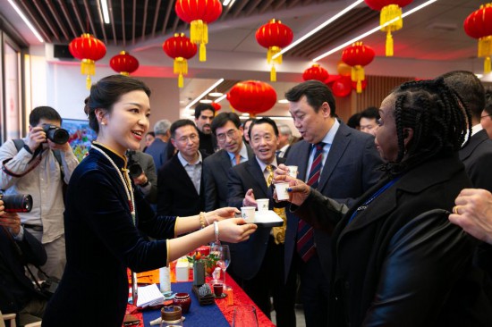 2月2日，人們?cè)谖挥谝獯罄_馬的聯(lián)合國(guó)糧農(nóng)組織總部體驗(yàn)中國(guó)茶藝。新華社記者李京攝