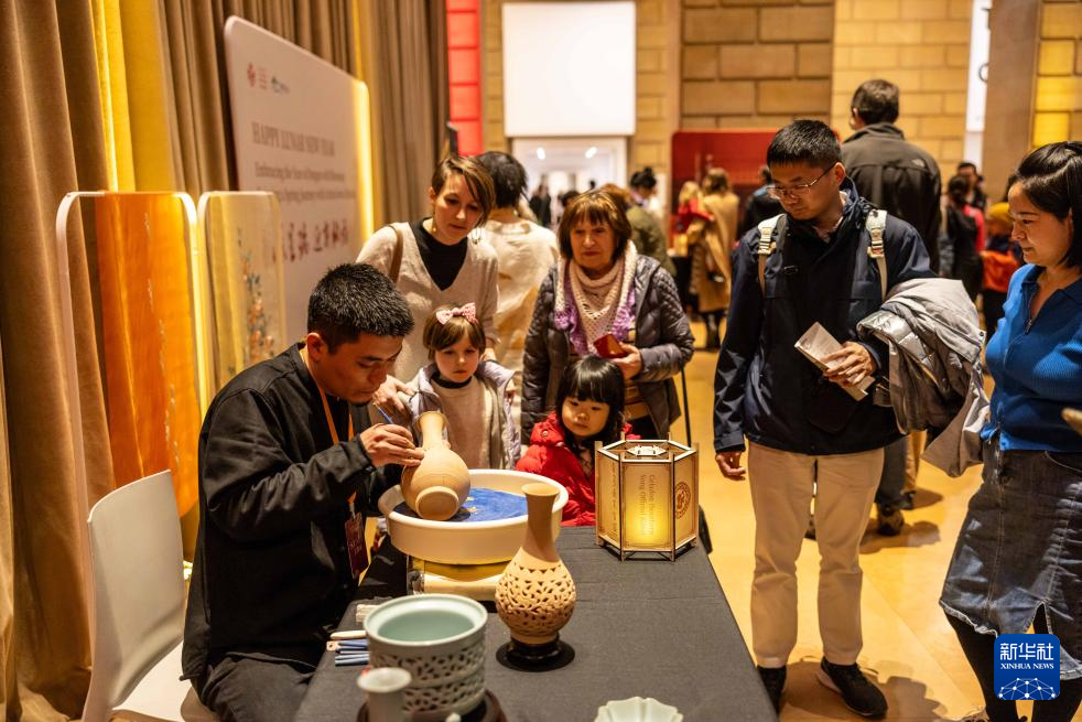 2月11日，參觀者在美國費(fèi)城藝術(shù)博物館舉行的龍年迎新春活動(dòng)上觀看瓷器制作。新華社發(fā)（周煥新攝）