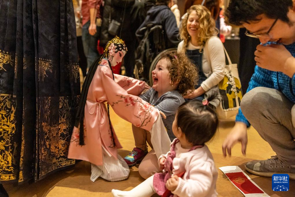 2月11日，孩子們在美國費(fèi)城藝術(shù)博物館舉行的龍年迎新春活動(dòng)上體驗(yàn)?zāi)九紤颉Ｐ氯A社發(fā)（周煥新攝）
