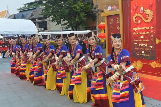 2月10日，演員在泰國(guó)曼谷唐人街舉行的“歡樂(lè)春節(jié)”活動(dòng)上跳舞。當(dāng)日，泰國(guó)“歡樂(lè)春節(jié)”文化活動(dòng)在曼谷唐人街舉辦。（新華社發(fā)，拉亨攝）