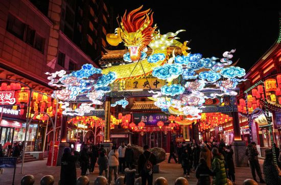 2月11日，游客在沈陽(yáng)中街游覽。春節(jié)期間，各地?zé)艋痂?、火?shù)銀花，呈現(xiàn)出一幕幕流光溢彩的視覺(jué)盛宴。（新華社記者潘昱龍攝）