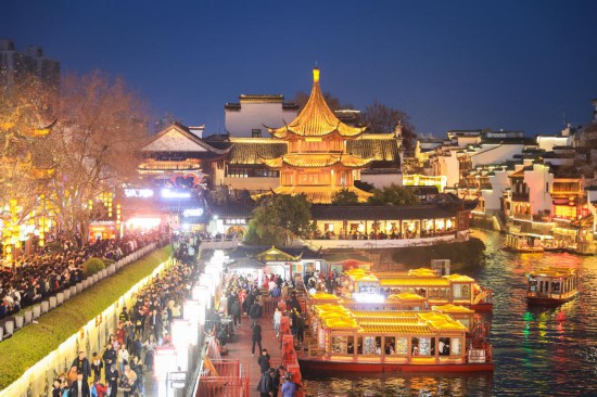 2月14日，游客在南京夫子廟景區(qū)賞燈游玩。（新華社發(fā)，蘇陽(yáng)攝）