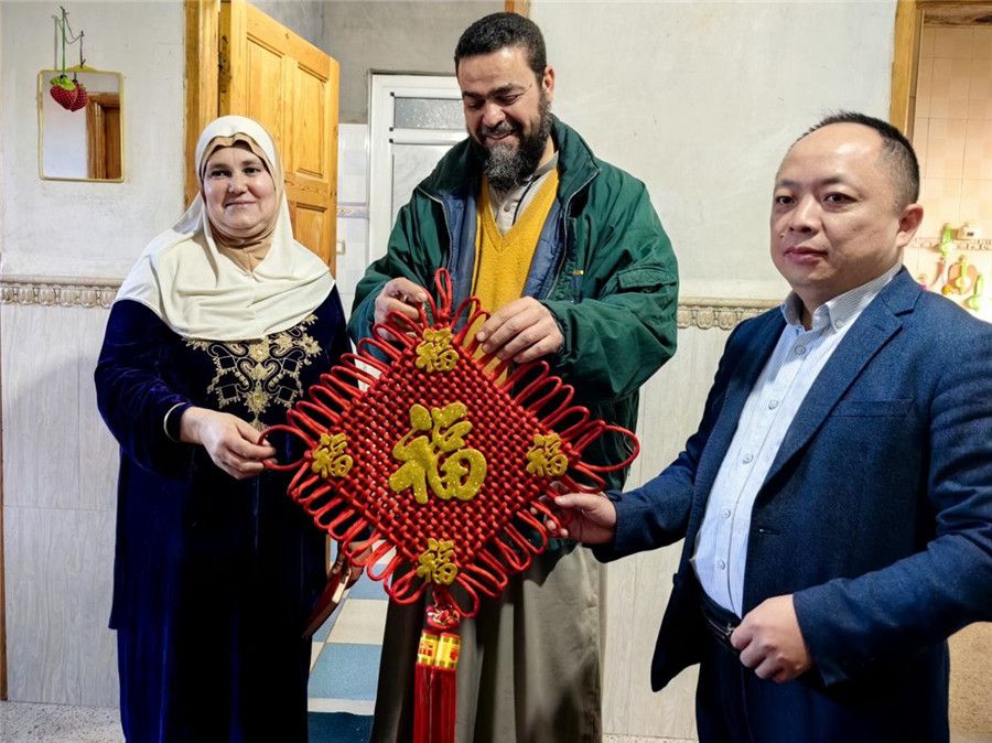 中國醫(yī)生向穆罕默德贈送中國新春福字。中國第28批援阿爾及利亞醫(yī)療隊(duì)塞地夫分隊(duì)供圖