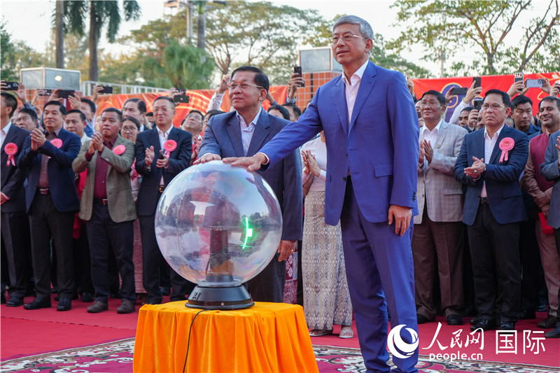 敏昂萊主席和陳海大使在中方援建和改造升級的仰光杜溫納國家體育館前共同按亮水晶球，啟動“錦繡唐人街”新春慶典-人民網記者謝佳君攝