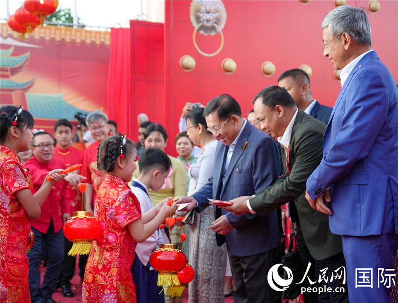 在活動現(xiàn)場，敏昂萊主席夫婦根據當?shù)貍鹘y(tǒng)向兒童送祝福1-人民網記者謝佳君攝