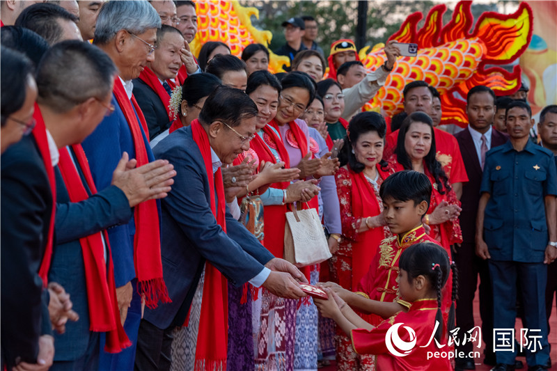 在活動現(xiàn)場，敏昂萊主席根據當?shù)貍鹘y(tǒng)向兒童送祝福2-人民網記者謝佳君攝