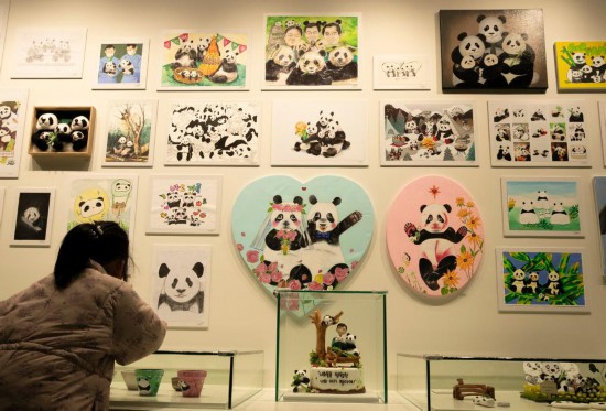2月20日，一位小朋友在看“福寶”家族的創(chuàng)意作品。新華社記者姚琪琳攝
