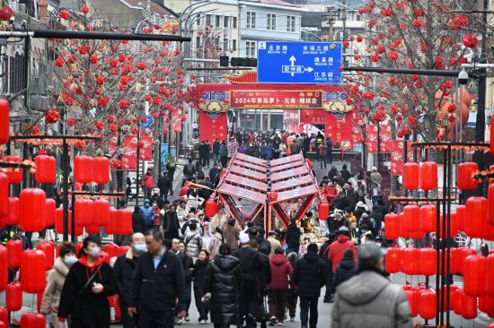 2024年2月18日，游客在2024年青島蘿卜·元宵·糖球會(huì)上消費(fèi)、游玩。新華社記者李紫恒攝